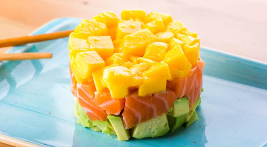 Sałatka z wędzonym łososiem, awokado i mango