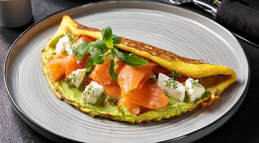 Omlet z łososiem wędzonym, serkiem kozim, awokado i ziołami