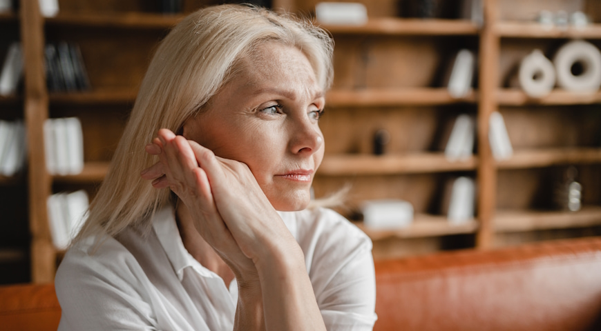 Po czym poznać, że to menopauza? Objawy i etapy klimakterium