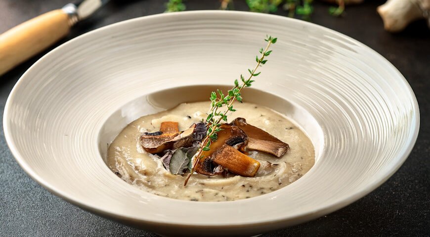 Krem z borowików z nutą tymianku cytrynowego, oliwą truflową i parmezanem