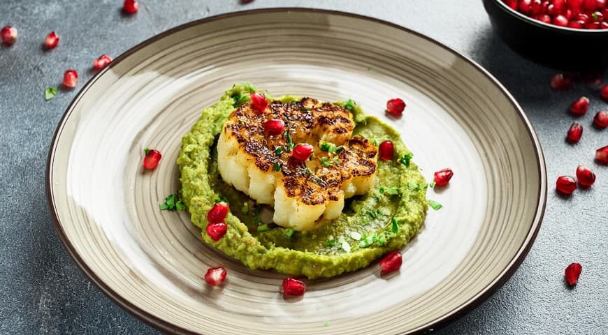 Stek z kalafiora na hummusie z zielonym pesto i granatem_mitomed
