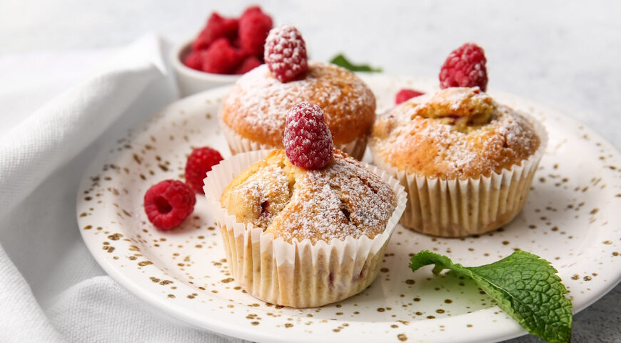 Malinowe muffiny polane gorzką czekoladą